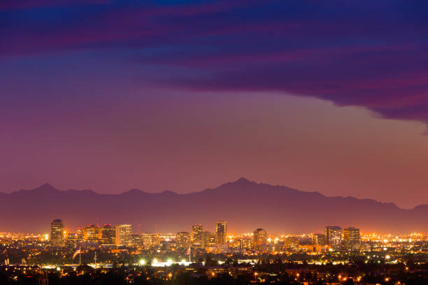 phoenix arizona skyline der stadt bei sonnenuntergang panorama bei nacht - phoenix stock-fotos und bilder