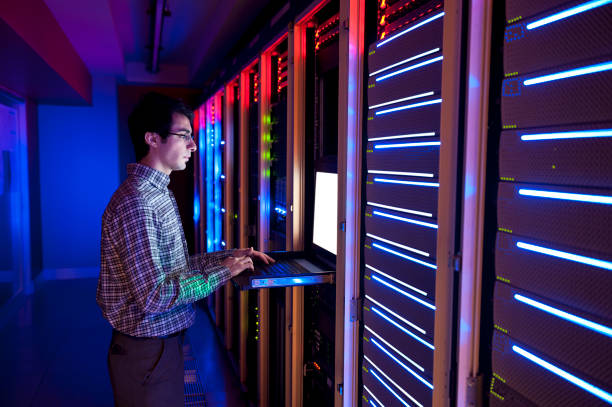 il ingénieur en action de configurer des serveurs - network server rack computer mainframe photos et images de collection