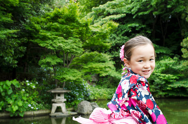 chica en kimono japonés - obi sash fotografías e imágenes de stock
