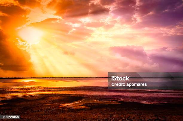 Mystical Raios De Sol Da Manhã Céu Nublado - Fotografias de stock e mais imagens de Raio de Sol - Raio de Sol, Nuvem - Céu, Paisagem com nuvens