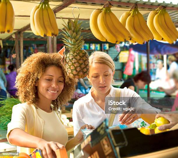 Foto de Mulheres No Mercado e mais fotos de stock de Abacaxi - Abacaxi, Adulto, Alimentação Saudável