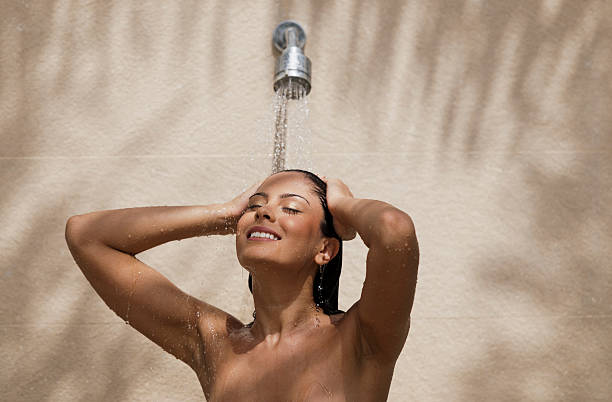 여자 샤워기 - shower women water outdoors 뉴스 사진 이미지