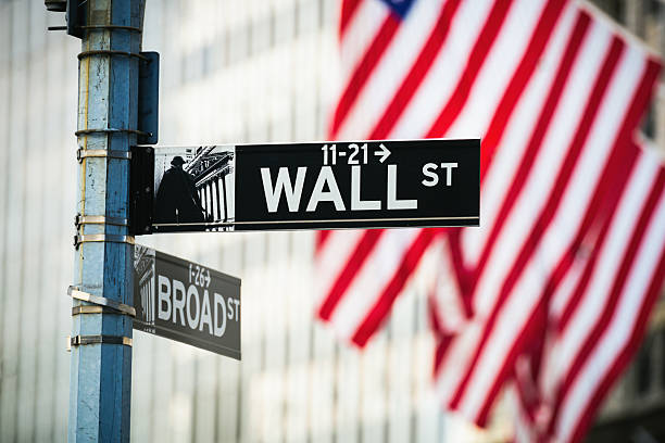 wall-street-schild, new york city, usa - wall street new york stock exchange american flag manhattan financial district stock-fotos und bilder