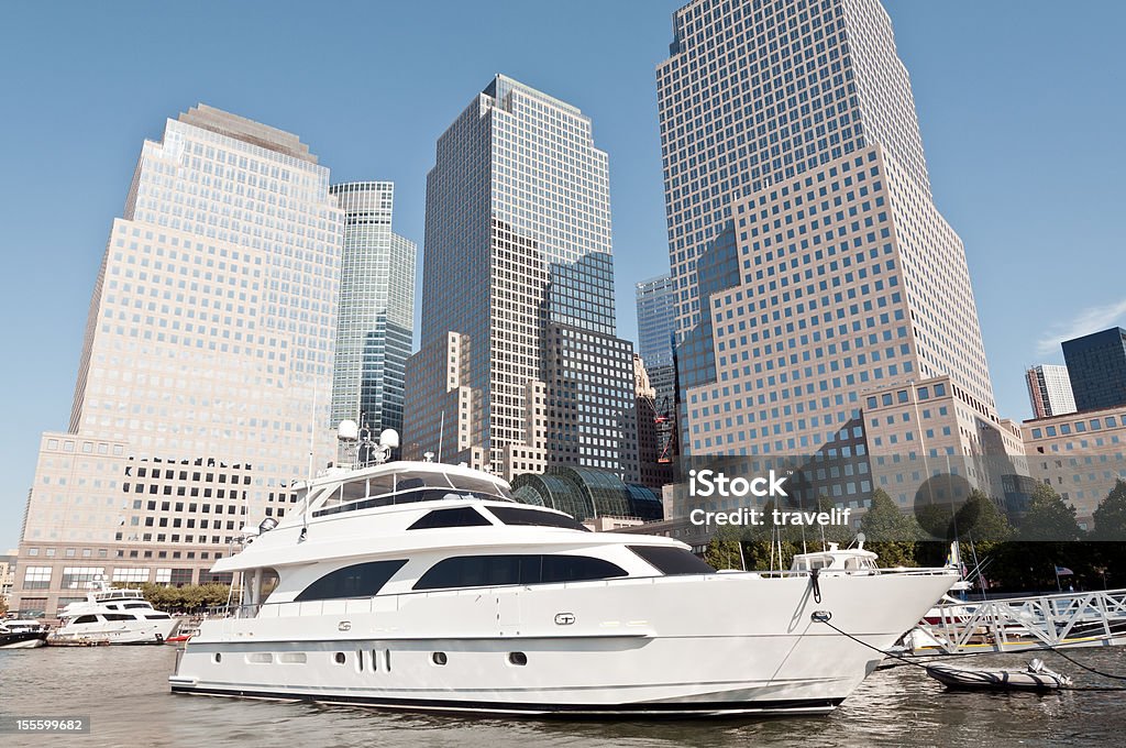 yacht de luxe en face du World Financial Center, à New York - Photo de Voilier à moteur libre de droits