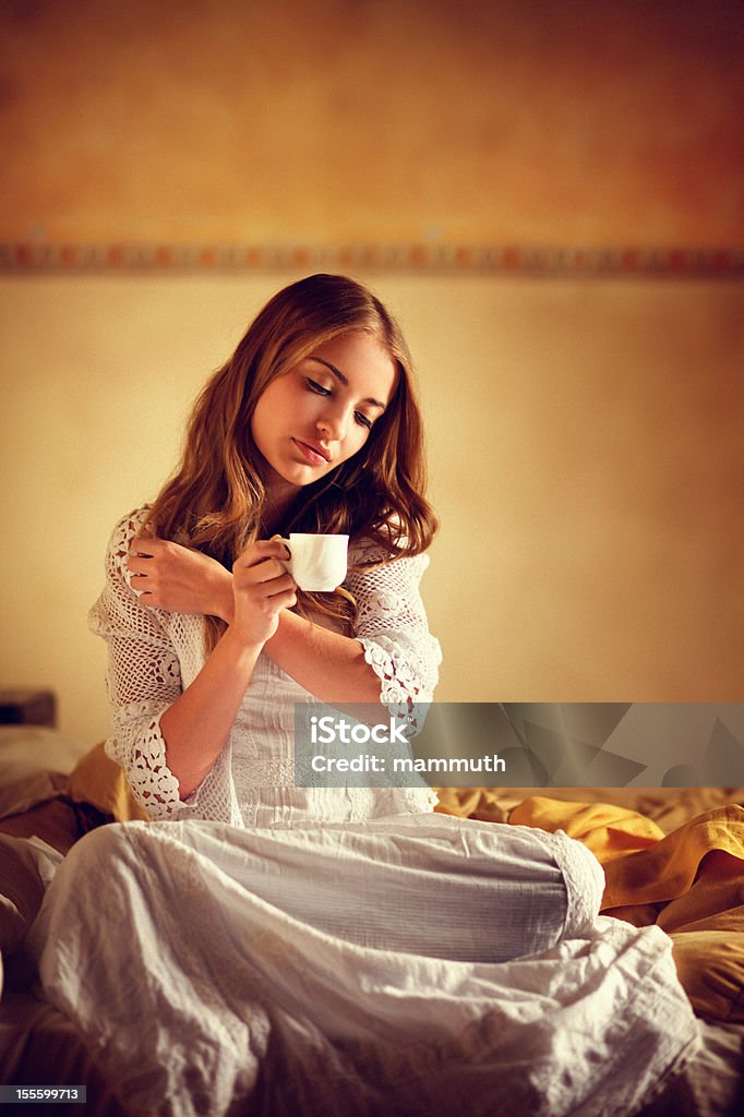 여자아이 술마시기 커피 침대 - 로열티 프리 20-24세 스톡 사진