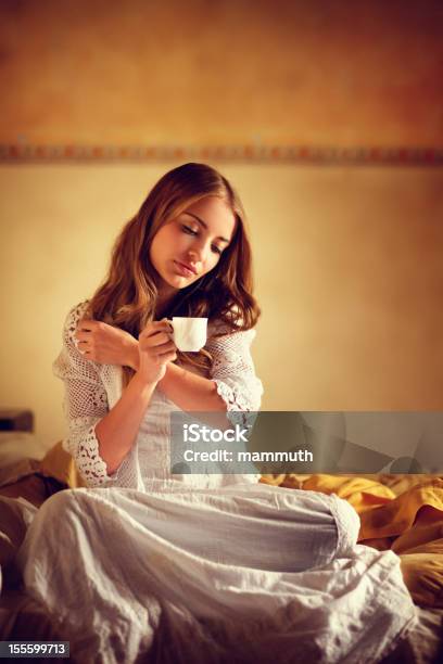 Menina Beber Café Na Cama - Fotografias de stock e mais imagens de 20-24 Anos - 20-24 Anos, 20-29 Anos, Acordar