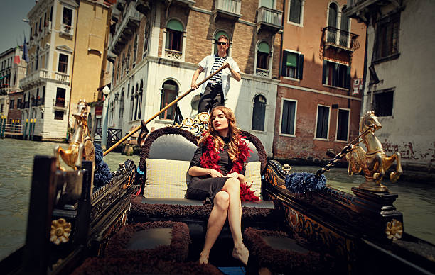 gôndola no grande canal de veneza - men gondolier people activity imagens e fotografias de stock