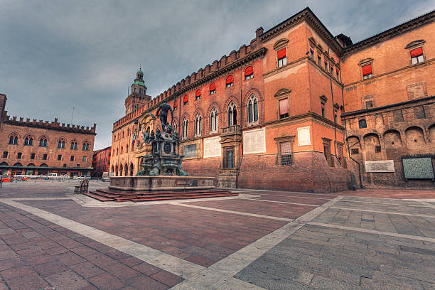 piazza del nettuno de bolonha, itália, em marco - piazza del nettuno - fotografias e filmes do acervo