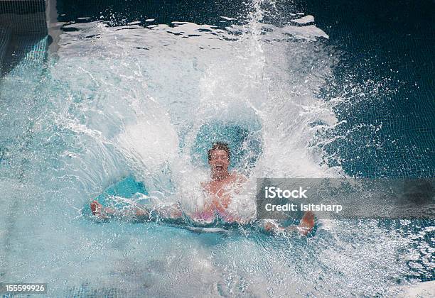 Saltare In Piscina - Fotografie stock e altre immagini di 20-24 anni - 20-24 anni, Acqua, Adulto