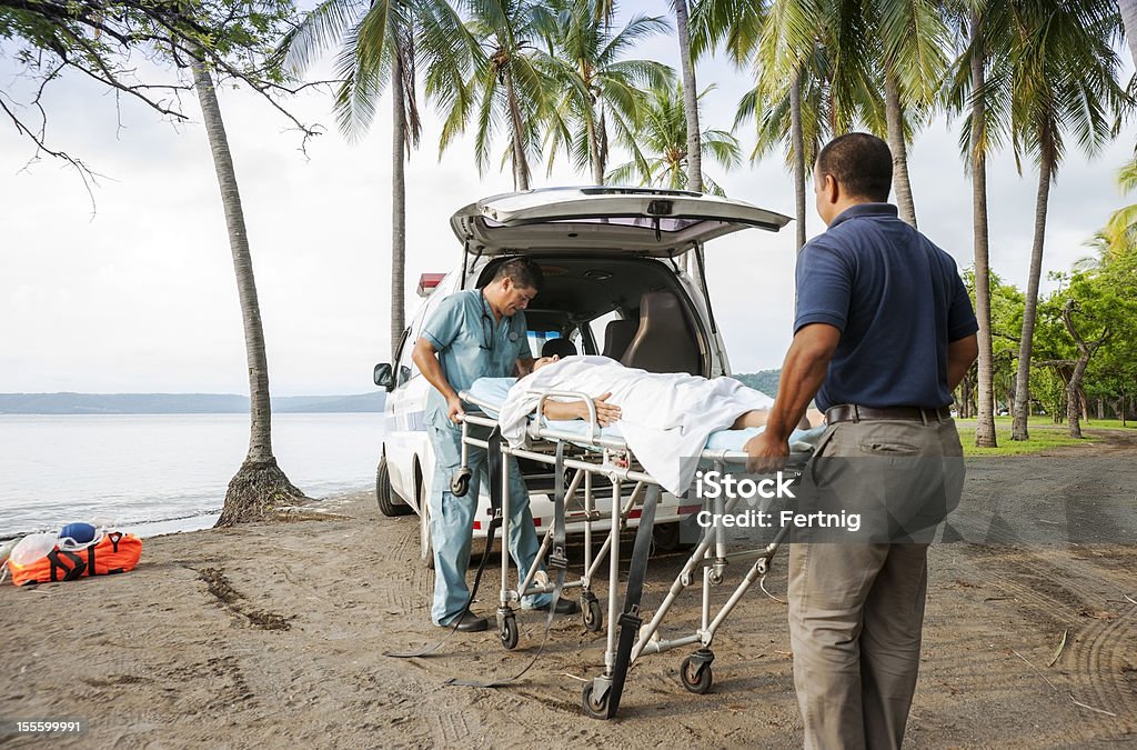 Emergencia médica en una playa tropical - Foto de stock de Ambulancia libre de derechos