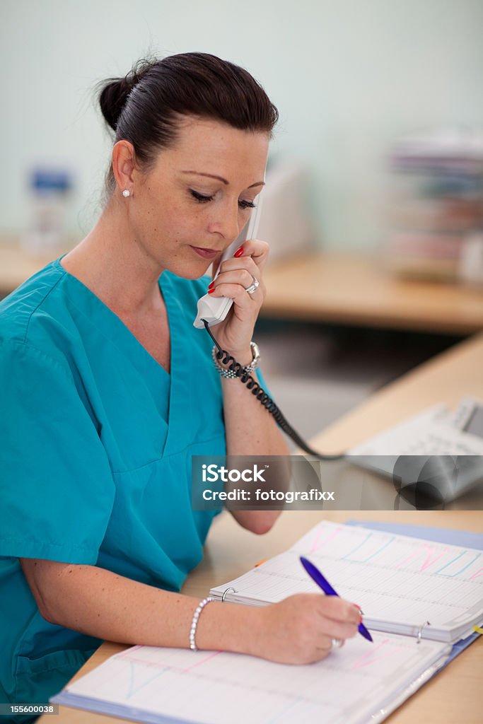 Enfermeira escreve uma consulta no calendário - Foto de stock de No telefone royalty-free