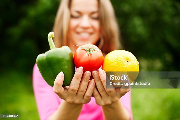 젊은 여자 쥠 과일 및 야채 사과에 대한 스톡 사진 및 기타 이미지 - 사과, 인간 손, 주황색