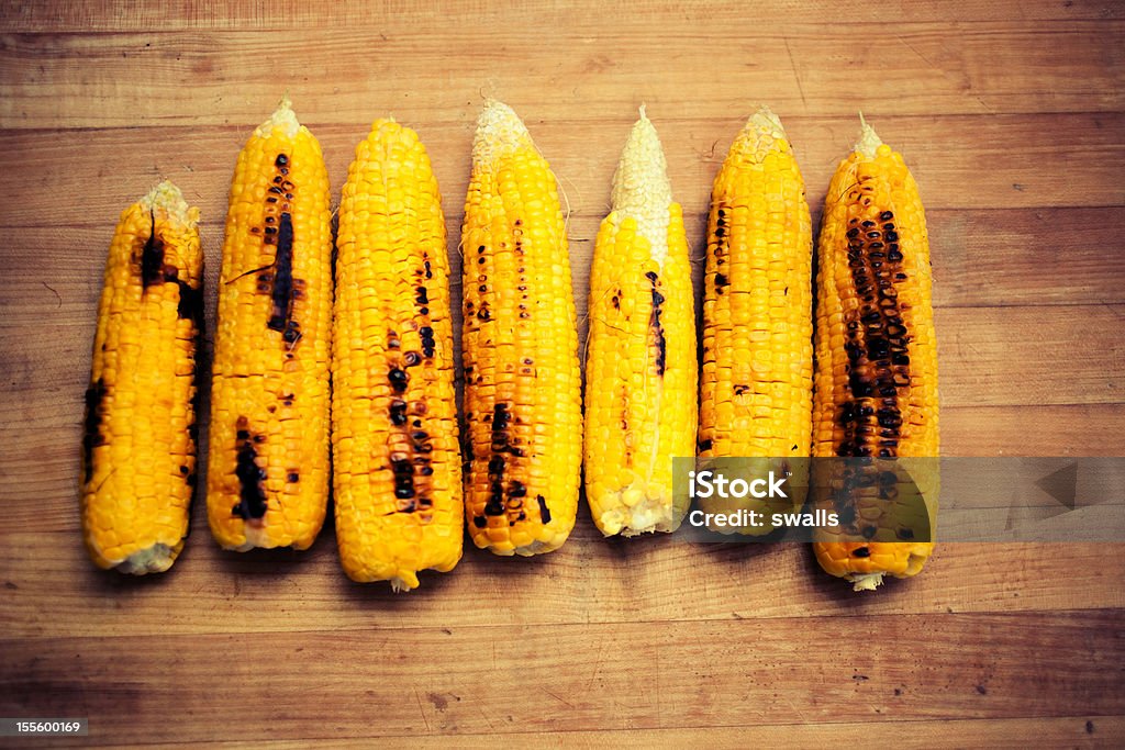 Espiga de milho assada na brasa - Foto de stock de Milho na Espiga royalty-free