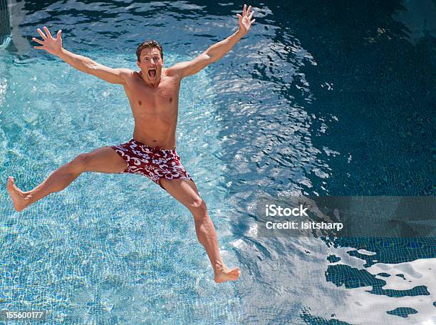 Saltare In Piscina - Fotografie stock e altre immagini di Acqua - Acqua, All'indietro, 20-24 anni