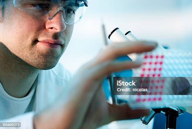 Foto de Lab Experiência e mais fotos de stock de Placa de ensaios - Placa de ensaios, Biologia, Cientista