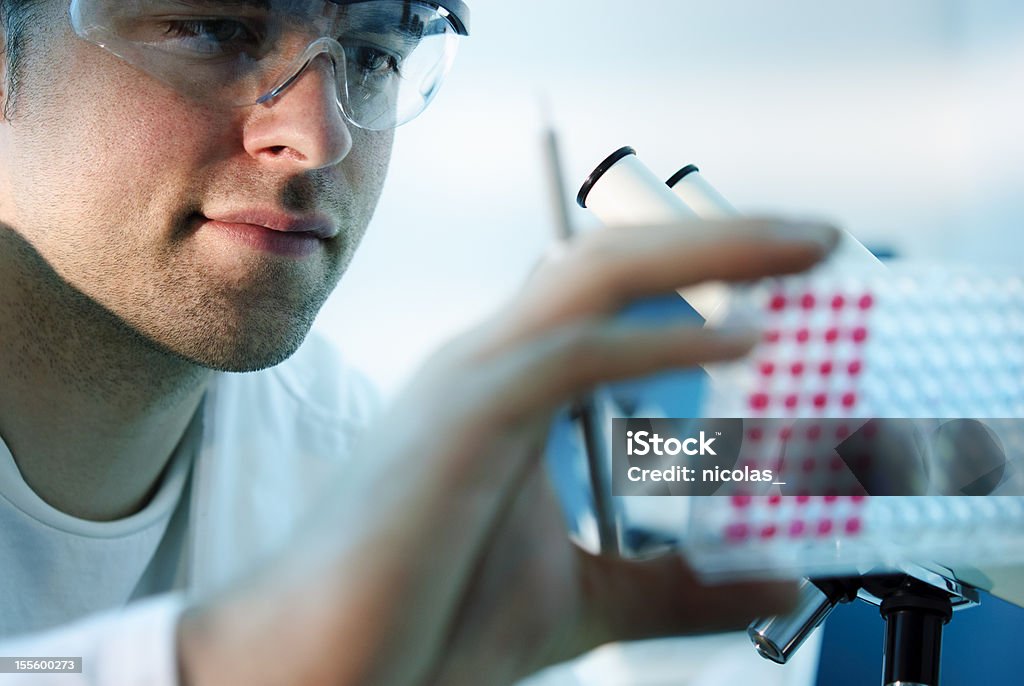 Лабораторный эксперимент - Стоковые фото Микропланшет роялти-фри