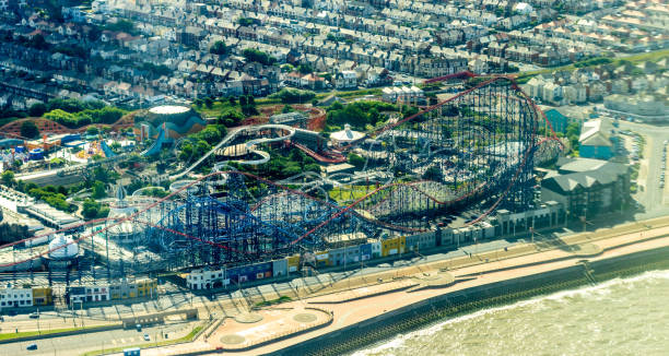 montanhas-russas blackpool pleasure beach - rollercoaster blackpool england pleasure beach - fotografias e filmes do acervo