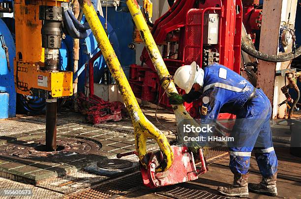 Foto de Plataforma De Perfuração Trabalhador e mais fotos de stock de Operário Petroleiro - Operário Petroleiro, Campo Petrolífero, Equipamento