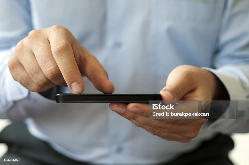 Uomo mano toccare lo schermo su moderno smartphone mobile, primo piano - Foto stock royalty-free di Caratteri digitali