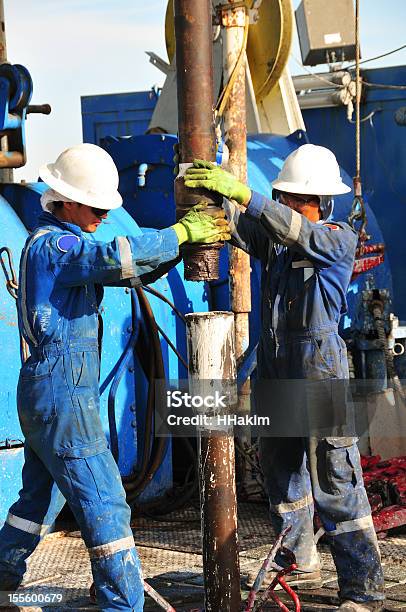 Plataforma De Perfuração Trabalhadores - Fotografias de stock e mais imagens de Operário Petrolífero - Operário Petrolífero, Campo Petrolífero, Combustíveis e Geração de Energia