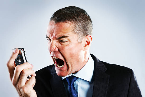 całkowicie wściekły biznesmen krzyczą na telefon komórkowy - re2012019 zdjęcia i obrazy z banku zdjęć