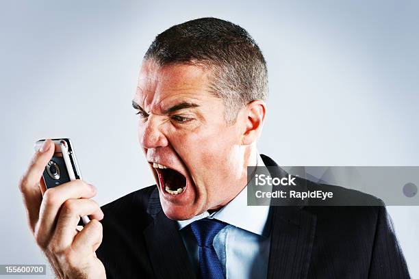 Całkowicie Wściekły Biznesmen Krzyczą Na Telefon Komórkowy - zdjęcia stockowe i więcej obrazów Gniew
