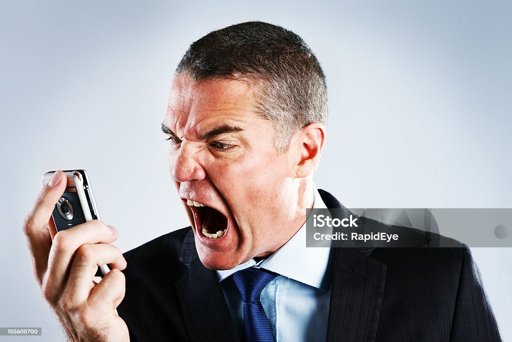 Абсолютно Разъярённый бизнесмен кричит на телефон - Стоковые фото Гнев роялти-фри