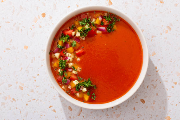 sopa fría de gazpacho de tomate español estilizada y decorada en plato blanco - 11206 fotografías e imágenes de stock