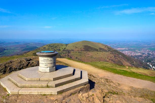 toposcope et memorial de worcestershire beacon, malvern hills, royaume-uni - worcestershire photos et images de collection