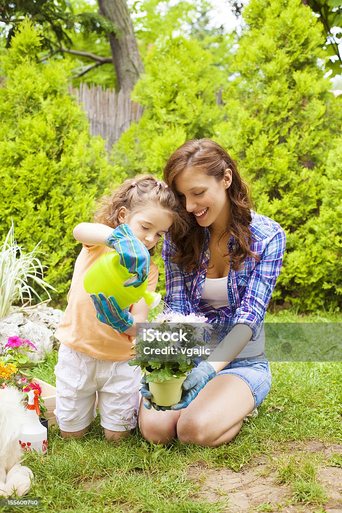 ご家族ご一緒の花を植えるます。 - 娘のロイヤリティフリーストックフォト