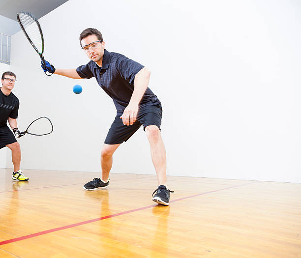 hombres jugando al racquetball - squash racketball sport exercising fotografías e imágenes de stock