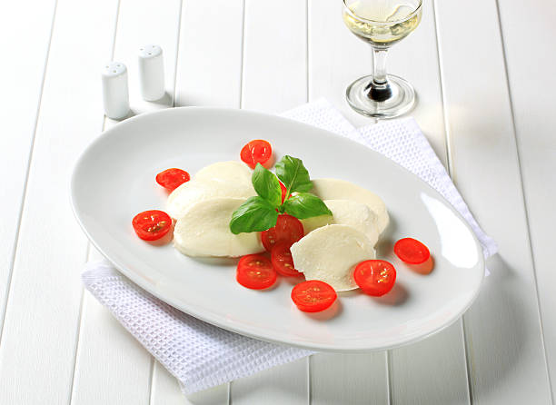 caprese-salat - caprese salad antipasto wine mozzarella stock-fotos und bilder