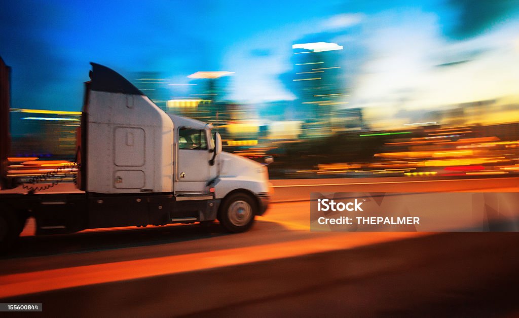 semi-camion notte - Foto stock royalty-free di Traffico