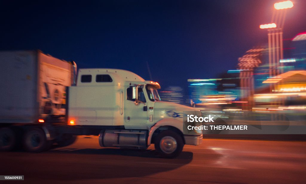 semi-camion notte - Foto stock royalty-free di Camion articolato