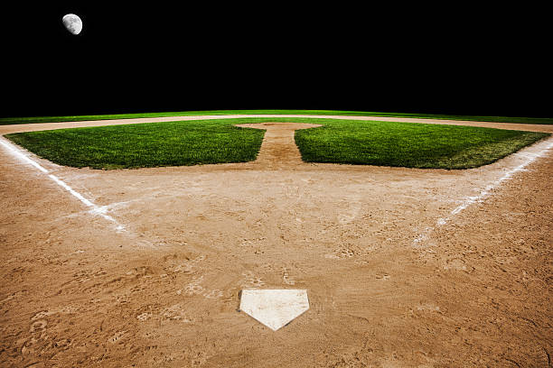 campo da baseball a notte - baseballs baseball grass sky foto e immagini stock