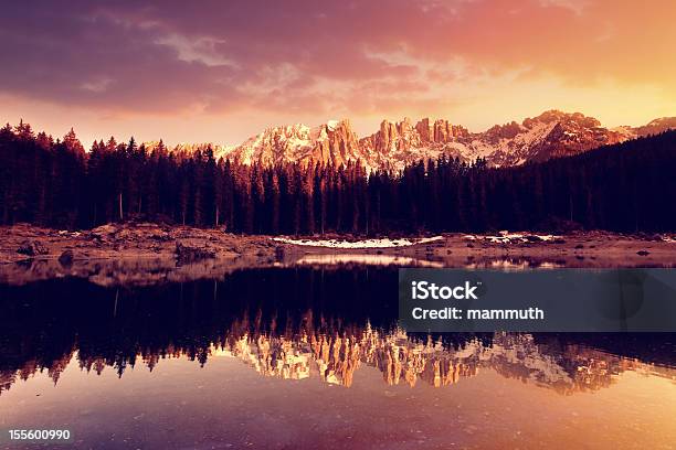 Photo libre de droit de Coucher De Soleil Sur Le Lac De Montagne banque d'images et plus d'images libres de droit de Alpes européennes - Alpes européennes, Aube, Beauté de la nature