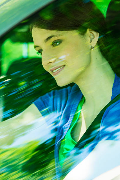młoda kobieta jazdy samochód - utilitario zdjęcia i obrazy z banku zdjęć