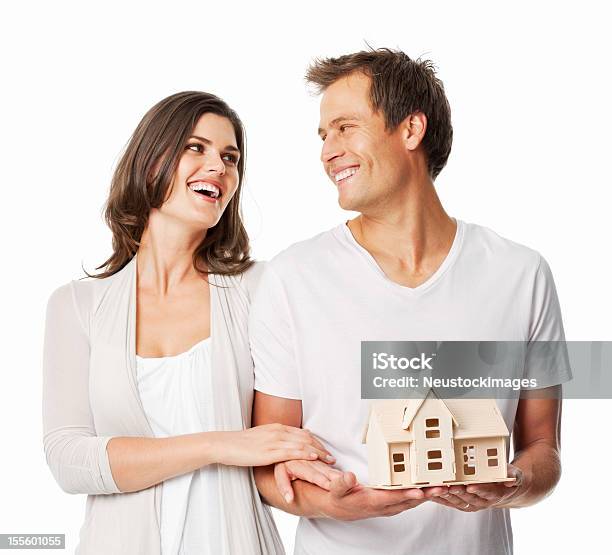 커플입니다 모델 하우스격리됨에 커플에 대한 스톡 사진 및 기타 이미지 - 커플, 흰색 배경, 새 집으로 이사