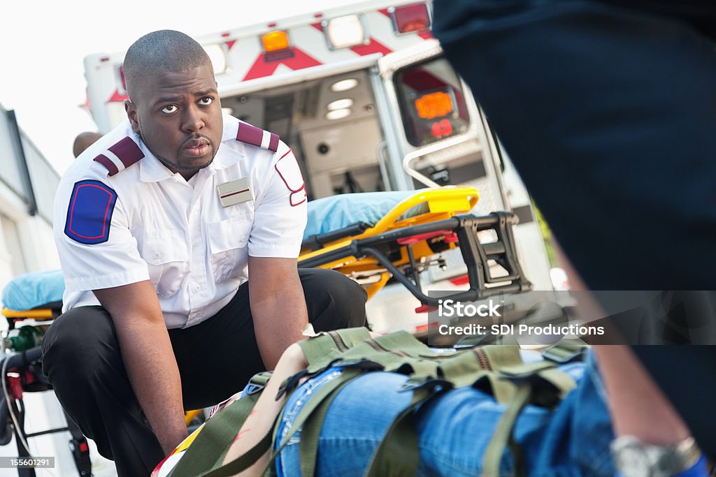 救急車 medics 移動に被害者の木型 - 乗り物内部のロイヤリティフリーストックフォト