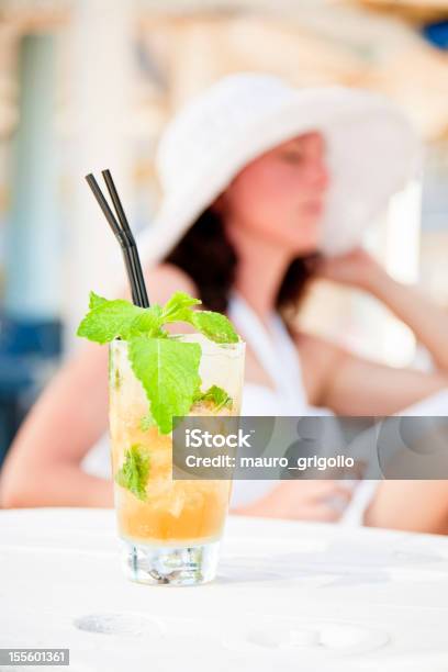 Photo libre de droit de Élégante Femme Buvant Mojito banque d'images et plus d'images libres de droit de Cocktail - Alcool - Cocktail - Alcool, Femmes, Piscine