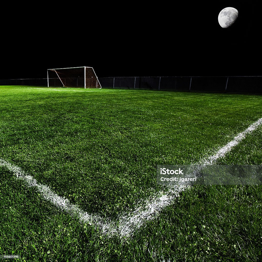 Campo de futebol, à noite - Foto de stock de Campo de Futebol royalty-free