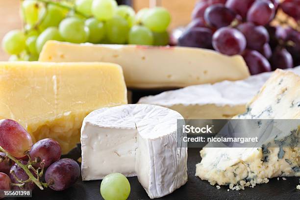Foto de Prato De Queijo e mais fotos de stock de Queijo - Queijo, Tábua de queijos, Uva