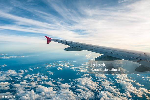 Widok Z Lotu Ptaka Widok Ziemi Z Samolotu Okno - zdjęcia stockowe i więcej obrazów Samolot - Samolot, Skrzydło samolotu, Niebo - Zjawisko naturalne