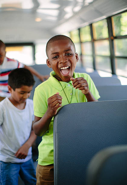 kids in school bus - bussing stock-fotos und bilder