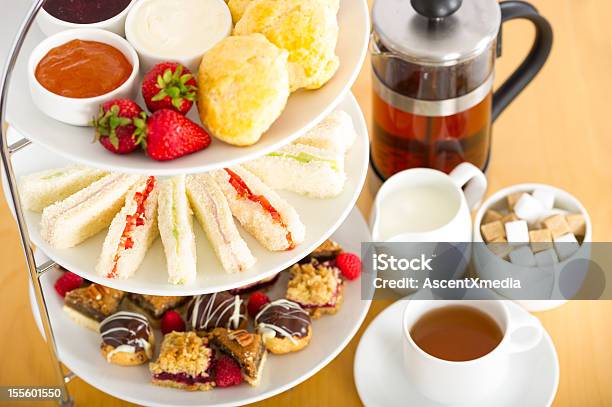 Nachmittagstee Und Tee Stockfoto und mehr Bilder von Blätterteigbrötchen - Blätterteigbrötchen, Britische Kultur, Dessert