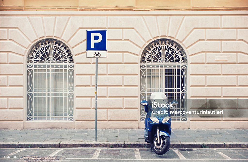 イタリアスクーターの駐車場は、通り - 駐車場のロイヤリティフリーストックフォト