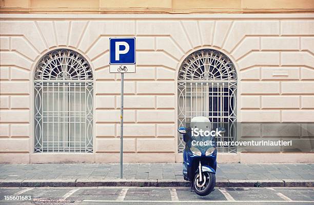 イタリアスクーターの駐車場は通り - 駐車場のストックフォトや画像を多数ご用意 - 駐車場, オートバイ, 駐車標識