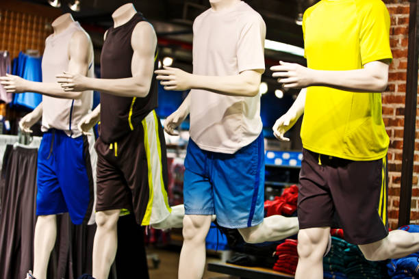 mannequin de mode magasin - vêtement de sport photos et images de collection