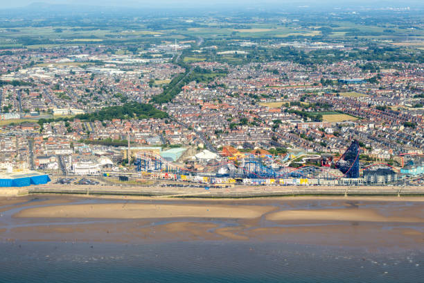 американские горки блэкпул плеже бич - rollercoaster blackpool england pleasure beach стоковые фото и изображения