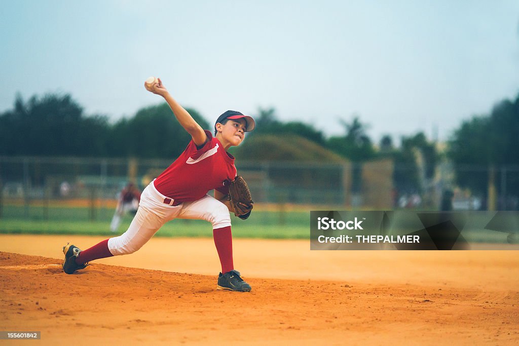 Joven lanzador de béisbol de la liga de béisbol - Foto de stock de Béisbol libre de derechos